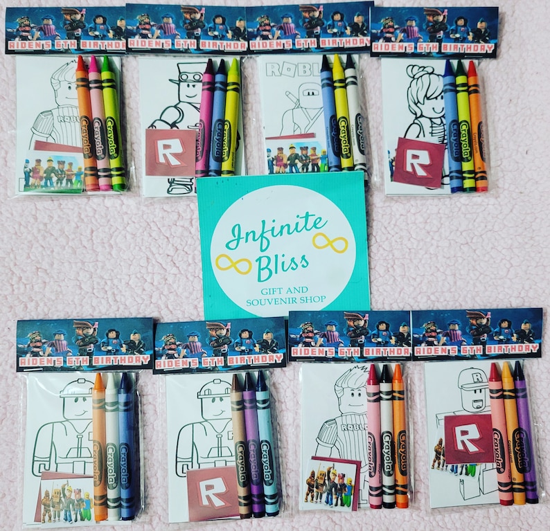 Pu&ograve; includere: Otto piccole buste con pagine da colorare e matite colorate. Ogni busta ha un diverso personaggio di Roblox sul davanti. Le buste sono etichettate "Riden's 6th Birthday".