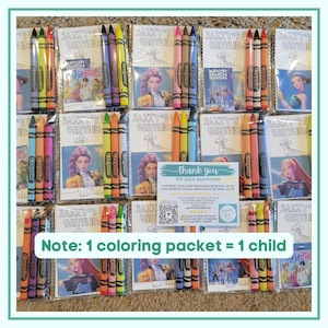 K&ouml;nnte beinhalten: Eine Sammlung von Kinder-Partygeschenken, jeweils mit einem Malpaket und einem Satz Crayola-Buntstiften. Die Pakete zeigen Illustrationen und den Text "JAZZY'S BIRTHDAY". Das Bild enth&auml;lt auch den Text "Note: 1 coloring packet = 1 child".