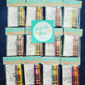 Puede incluir: Un conjunto de 10 p&aacute;ginas para colorear con ilustraciones de tem&aacute;tica de pizza, cada una empaquetada con cuatro crayones. Las p&aacute;ginas para colorear est&aacute;n tituladas "Leighton cumple 21" e incluyen frases como "have a slice" y "pizza".
