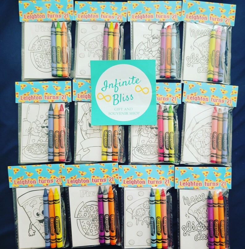 Puede incluir: Un conjunto de 10 p&aacute;ginas para colorear con ilustraciones de tem&aacute;tica de pizza, cada una empaquetada con cuatro crayones. Las p&aacute;ginas para colorear est&aacute;n tituladas "Leighton cumple 21" e incluyen frases como "have a slice" y "pizza".