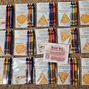 K&ouml;nnte beinhalten: Eine Sammlung von Malsets mit Pizza-Illustrationen und Crayola-Buntstiften. Jedes Set enth&auml;lt eine Malvorlage mit Pizza-Scheiben und ganzen Pizzen sowie eine Packung Buntstifte in verschiedenen Farben.