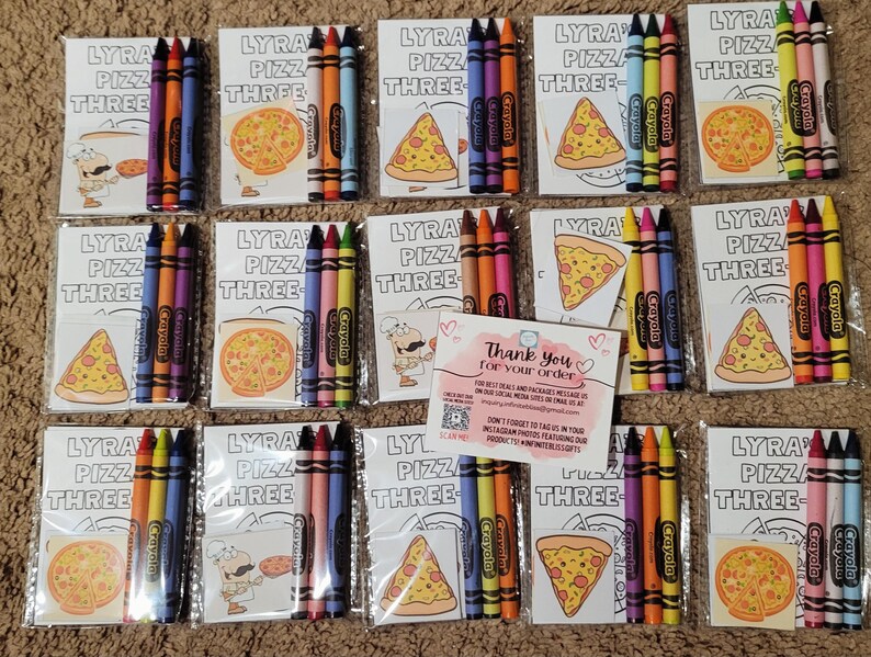 K&ouml;nnte beinhalten: Eine Sammlung von Malsets mit Pizza-Illustrationen und Crayola-Buntstiften. Jedes Set enth&auml;lt eine Malvorlage mit Pizza-Scheiben und ganzen Pizzen sowie eine Packung Buntstifte in verschiedenen Farben.