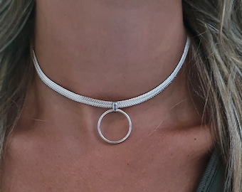 O ring choker, klassieke hoepel ketting, discrete dag ketting, zilveren dag kraag, O ring ketting, hoepel choker ketting, cadeau voor vrouw