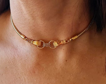 Gold Hand Holding Ring Choker: Herringbone Chain Necklace