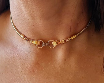 Hand Holding Ring Choker, Hand Charm Choker Necklace, double hand necklace, Dainty Herringbone Necklace, Hand Pendant, Gold Chunky Necklace