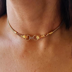 Hand hält Ring Choker, Hand Charm Choker Halskette, Doppel Hand Halskette, Zierliche Herringbone Halskette, Hand Anhänger, Gold Chunky Halskette