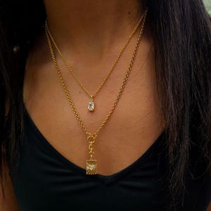 Conjunto de collar para superponer: cadena doble rolo con circonita cúbica rectangular y colgante de disco.