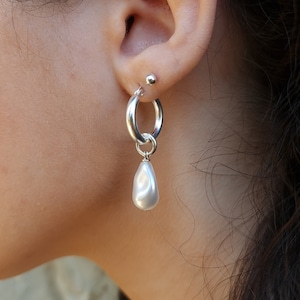 Orecchini pendenti a cerchio con perle barocche in argento sterling