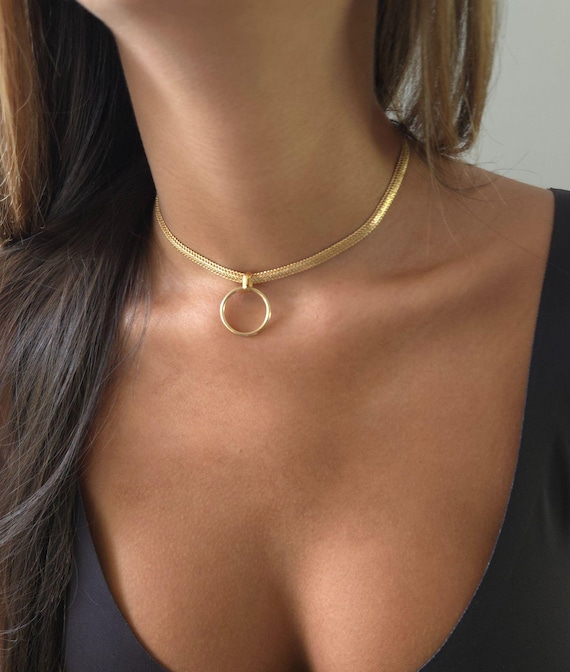 Choker Necklace: discreet day collar - O Ring Pendant on Herringbone Chain - gold plated
