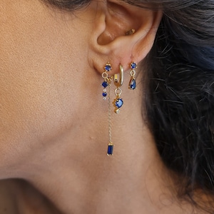 Orecchino pendente in oro, orecchino pendente impilabile, orecchino con zirconi blu, orecchino impilabile con ciondolo a cerchio, orecchino con secondo foro, cerchio rettangolare