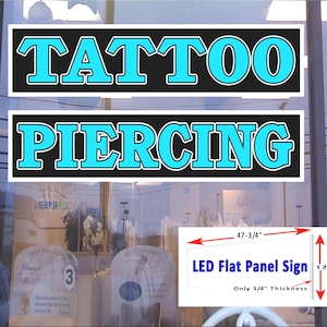 Letrero de ventana con luz LED azul horizontal para tatuajes y perforaciones, panel plano de 48" x 12" - Paquete de dos letreros