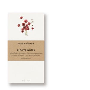 Puede incluir: Un bloc de notas con un diseño floral. La parte superior del bloc de notas presenta una ilustración de acuarela de un ramo de flores rojas. El bloc de notas tiene una banda marrón con el texto "FLOWER NOTES" y otros detalles. El bloc de notas está hecho de papel 100% reciclado.
