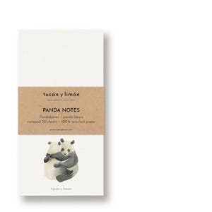 Może przedstawiać: Biały notatnik z brązową opaską z napisem "PANDA NOTES" i akwarelową ilustracją dwóch obejmujących się pand. Notatnik zawiera 50 kartek w 100% z papieru z recyklingu.