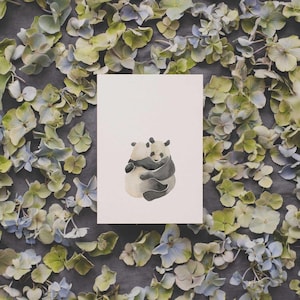 Cartão postal em aquarela Panda Hug impresso em papel reciclado de alta qualidade