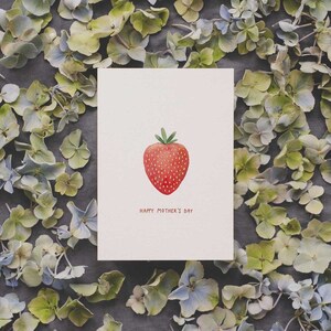 Biglietto per la festa della mamma con fragola Happy Mother's Day stampato su carta riciclata di alta qualità