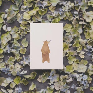 Aquarel ansichtkaart met beer en vlinder, gedrukt op hoogwaardig gerecycled papier