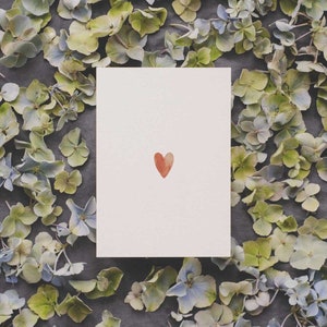 Cartolina ad acquerello con cuore stampata su carta riciclata di alta qualità