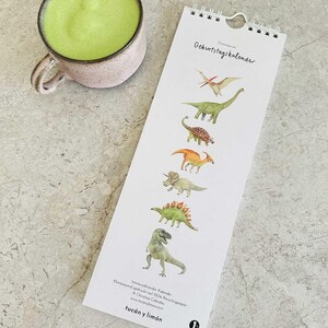 Calendario di compleanno con dinosauri realizzato in bellissima carta riciclata, una parte del ricavato va alla salvaguardia delle balene e dei delfini