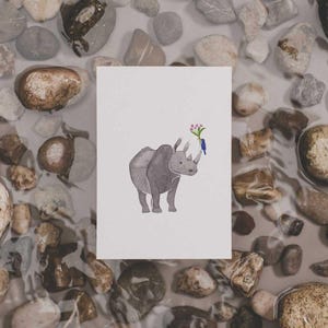 rhinocéros |  Carte postale | Illustration aquarelle imprimée sur du papier de haute qualité composé à 100 % de fibres recyclées.