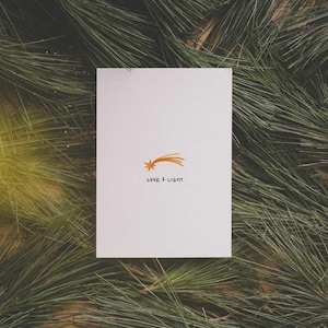 Carte de Noël Love & Light imprimée sur du papier de haute qualité composé à 100 % de fibres de papier recyclées.