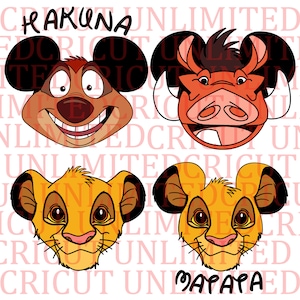 Puede incluir: Cuatro caras de personajes de dibujos animados de la película de Disney El Rey León. Los personajes son Timón, Pumba, Simba y Simba. Las caras son todas sonrientes y tienen ojos grandes. El fondo es un patrón blanco con las palabras "Cricut Unlimited" repetidas.