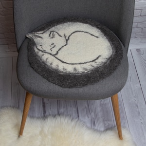 Natural wool chair pad for dining chair - Handmade felt rug with a pattern of a sleeping cat -  Soft decorative accent rug ready to ship