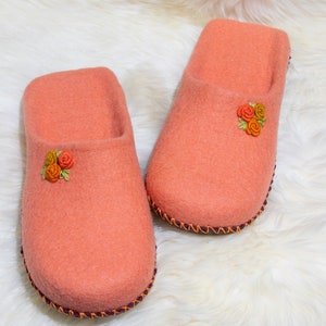 Women's slip-on slippers made of felted wool. Felted wool slippers, handmade gift for her. Wool felt slippers for home.