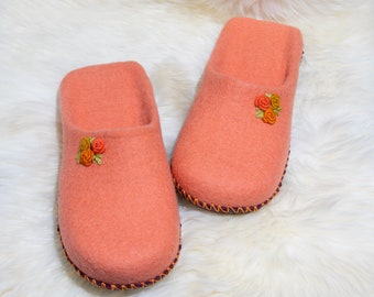 Women's slip-on slippers made of felted wool. Felted wool slippers, handmade gift for her. Wool felt slippers for home.
