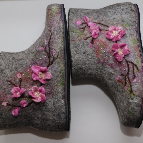 Grey felted wool ankle boots for women, Warm handmade hot home room shoes, Natural colored wool felt high slippers for her.