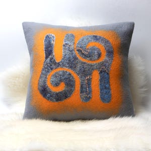 Elegante cojín de fieltro abstracto en gris y naranja: funda de cojín de lana hecha a mano