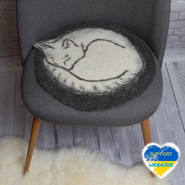 Coussin de chaise en laine naturelle pour chaise de salle à manger - Tapis en feutre fait main avec un motif de chat endormi - Tapis décoratif doux prêt à être expédié