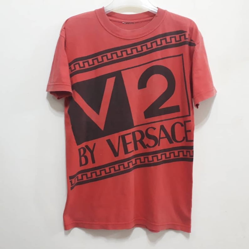 V2 BY VERSACE T-Shirt Spellout Made in Italy Tops Italian Brands Designer Fashion Gianni Classics Tops Tee Authentic Sz M