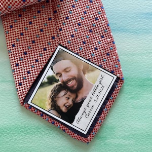 Etichetta per cravatta papà, etichetta per abito, toppa per cravatta con foto, foto del padre della sposa, regalo di nozze per il padre dello sposo, grazie papà, la tua bambina