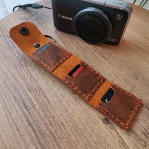 Porte-cartes SD en cuir fait main avec fermoir pression sécurisé Compact et durable, parfait pour les photographes, idées cadeaux Wanderlust