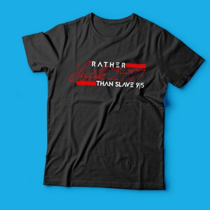Może przedstawiać: Czarny T-shirt z czerwonym tekstem, który brzmi "Rather Hustle 24/7 Than Slave 9-5".