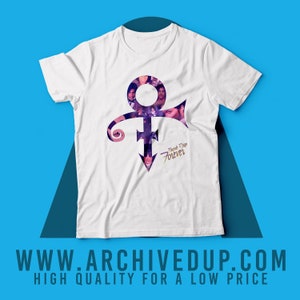 Może przedstawiać: Biała koszulka z fioletowym symbolem Prince'a złożonym z wielu zdjęć Prince'a. Tekst "Prince Reign Forever" znajduje się pod symbolem.