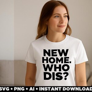 Może przedstawiać: Biała koszulka z napisem "NEW HOME. WHO DIS?" pogrubionymi czarnymi literami. Koszulka jest noszona przez osobę. Tło obejmuje sofę i roślinę.