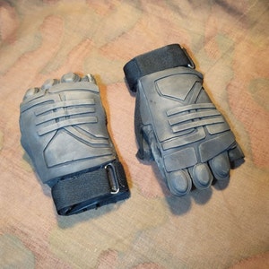 Odst: guantes (un pañuelo)
