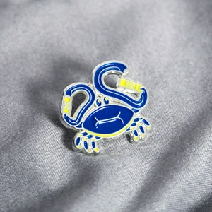 Crabiner Enamel Pin – Unique Gift for Climbers – Rock Climbing Pin – Bouldering Pin