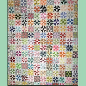 Peut inclure: Une courtepointe colorée avec un motif de patchwork composé de tissus et de couleurs variés. La courtepointe est intitulée "Mildred's Choice" par Shelly Pagliai et est réalisée par Prairie Moon Quilts.