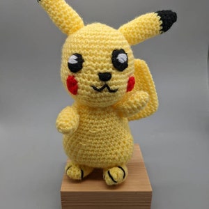 Grazioso giocattolo all&#39;uncinetto ispirato a Pikachu