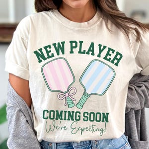 Koszulka z informacją o ciąży w Pickleball, Nowa zawodniczka wkrótce w Pickle Ball Koszulka z informacją o dziecku, Prezent dla ciężarnej miłośniczki Pickleball, Bliźniaki