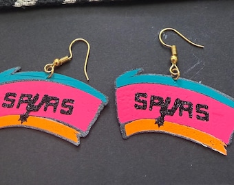 Pendientes de espuelas de cuero hechos a mano: rosa neón, naranja, verde azulado, ganchos dorados.