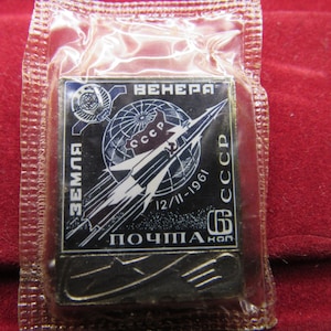 Könnte beinhalten: Rustikales Holzschild mit dem Text "Welcome to our home" in weißer Schrift. Das Schild hat eine Used-Optik und ein schlichtes, einladendes Design, ideal für die Eingangsbereichsdekoration.