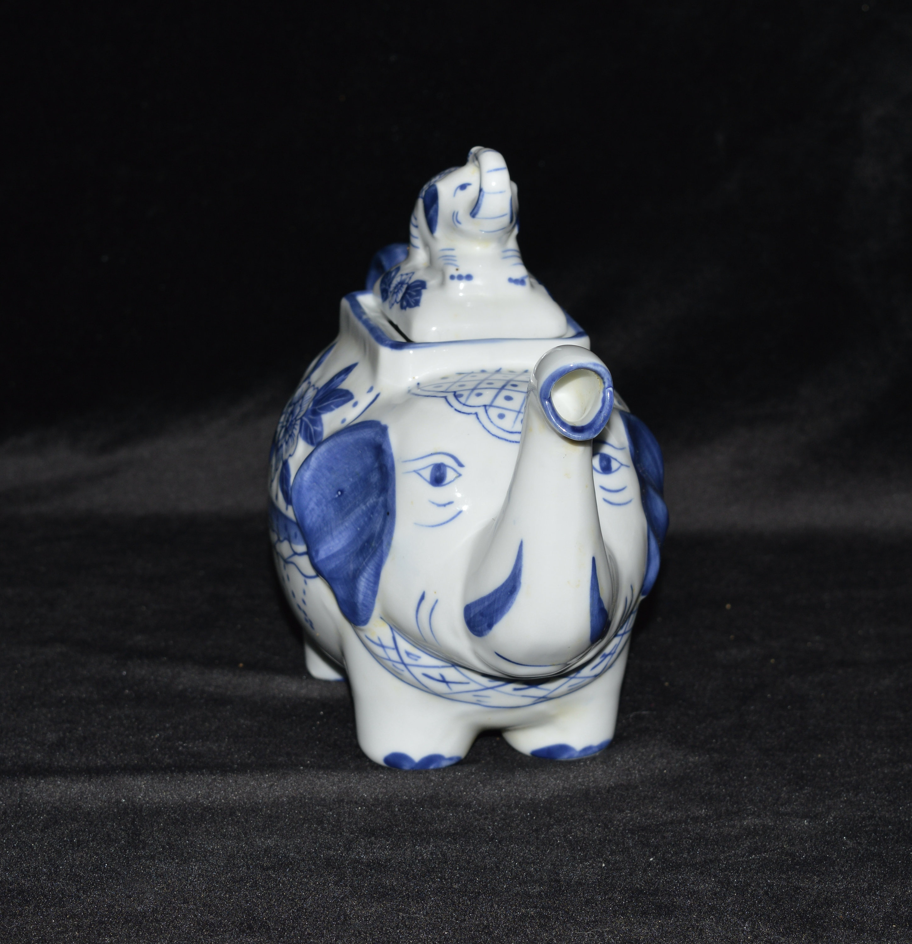 Vintage Elephant Shaped Tea Pot With Elephant Finial Cover, Blue and White Elephant Tea Pot