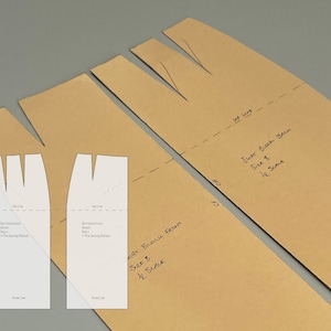 Könnte beinhalten: Braune Papier-Schnittmuster für ein Kleid, beschriftet mit "Shirt Block Front" und "Shirt Block Back". Die Schnittmuster sind für Größe 8 und im Maßstab 1:2.