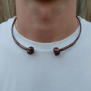 Naszyjnik z miedzianym naszyjnikiem typu choker Naszyjnik z miedzianym naszyjnikiem typu choker z miedzianym otwartym naszyjnikiem typu choker z kołnierzem plemiennym Naszyjnik z dynią
