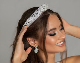 GIULIA Elegant Tiara, Tiara with Swarovski Crystals, Luxurious Bridal Crown, Bridesmaid Headpiece, Bridal Shower, Bridal Crowns and Tiaras