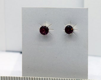 Pendientes de plata de ley con granate rojo brillante de 5 mm - Joyería de piedra natal de enero para el Día de San Valentín
