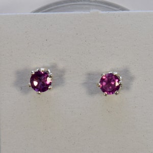 Orecchini a bottone in granato rodolite da 3 mm taglio rotondo naturale, gioielli minimalisti con pietra portafortuna di gennaio